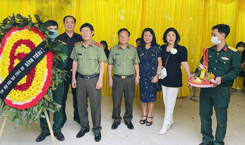 Đoàn Chi Hội Nhà văn Bộ Công an thành kính viếng nhà văn Lê Lựu