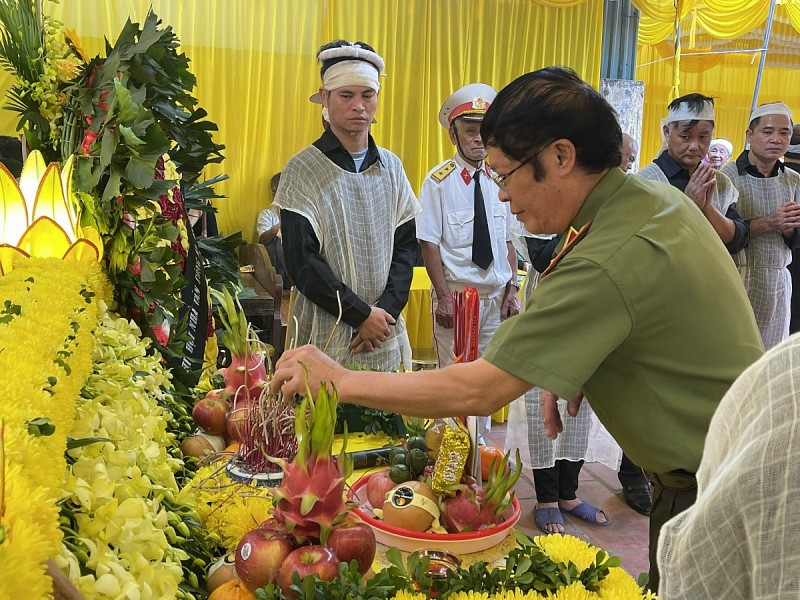 Trung tướng-Nhà văn Hữu Ước - Chủ tịch Chi Hội Nhà Văn Công an, thắp nén nhang tiễn biệt Nhà văn Lê Lựu