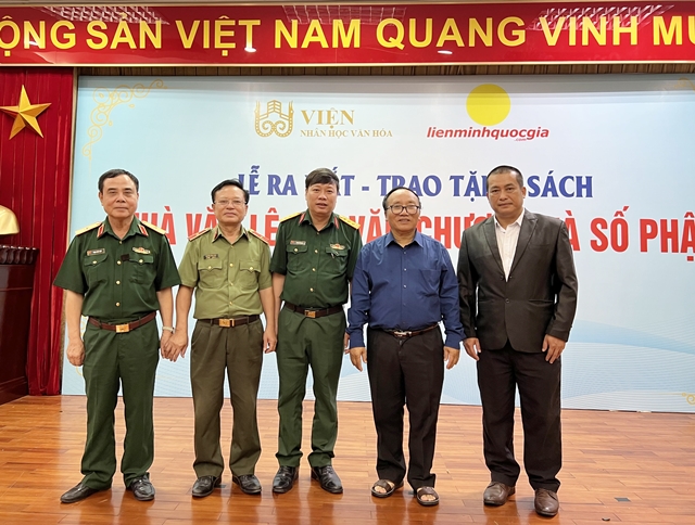 Phó Chủ tịch Hội Nhà văn Việt Nam Trần Đăng Khoa cùng các đại biểu chụp ảnh lưu niệm 