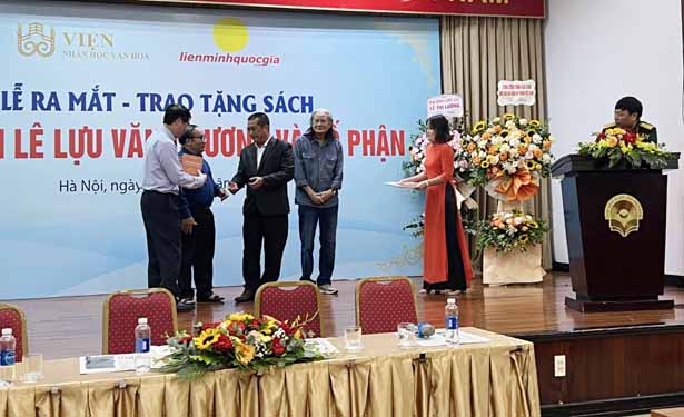 Trao tặng sách “Nhà văn Lê Lựu – Văn chương và số phận” cho Thư viện Quốc gia